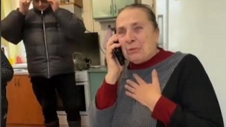 Gëzimi i një nëne ukrainase pas telefonatës me djalin që mendonte se ishte vrarë (VIDEO)