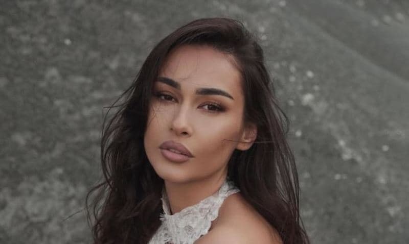 Adrola Dushi vishet me fustan nusërie