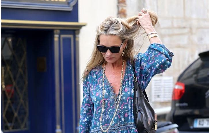 Kate Moss mahnit me fustanin blu rrugëve të Parisit