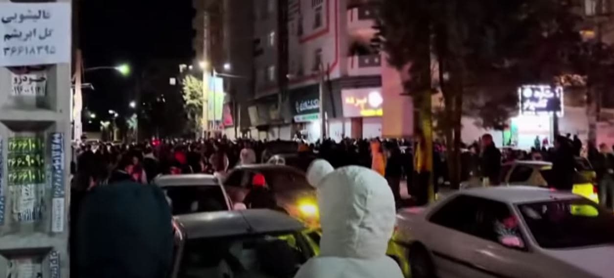 Iranianët dalin në rrugë për të festuar vdekjen e Ajatollah Ali Khameneit (VIDEO)