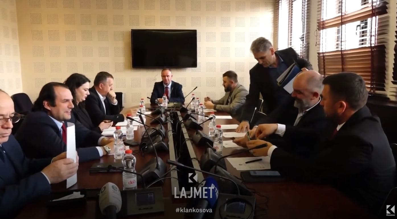 Meraku i deputetëve: S’kanë bileta, lojën e ndjekin nga shtëpia (VIDEO)