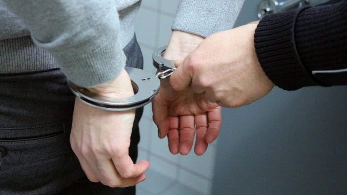 Arrestohen dy të rinj për armëmbajtje në afërsi të një shkolle në Klinë