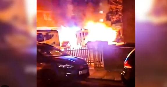 Katër ambulancave u vihet flaka në Londër, dyshohet për motive urrejtjeje