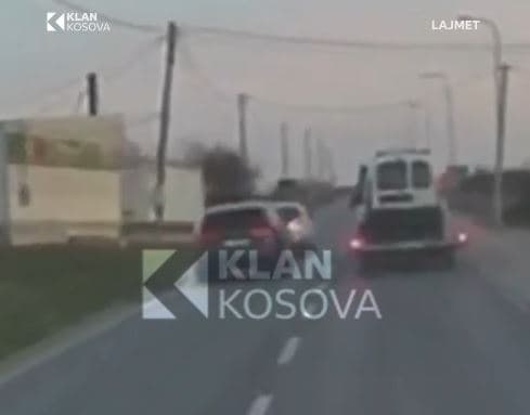 Vozitje e rrezikshme në Llabjan të Novobërdës, për një fije peri nuk shkaktohet aksident