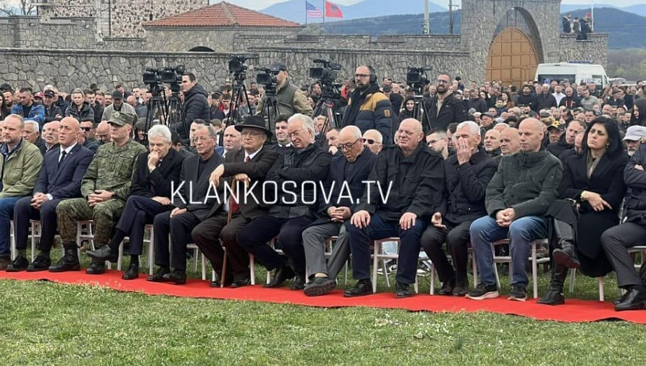 Gllogjani mbushet me qytetarë e politikanë në 28 vjetorin e Epopesë së Dukagjinit