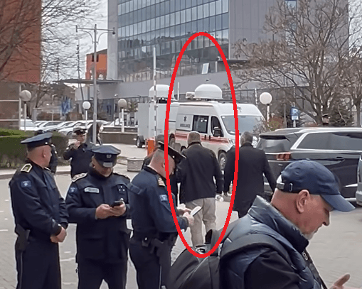 Përkeqësohet gjendja shëndetësore e Hysni Gucatit, largohet ma ambulancë nga protesta