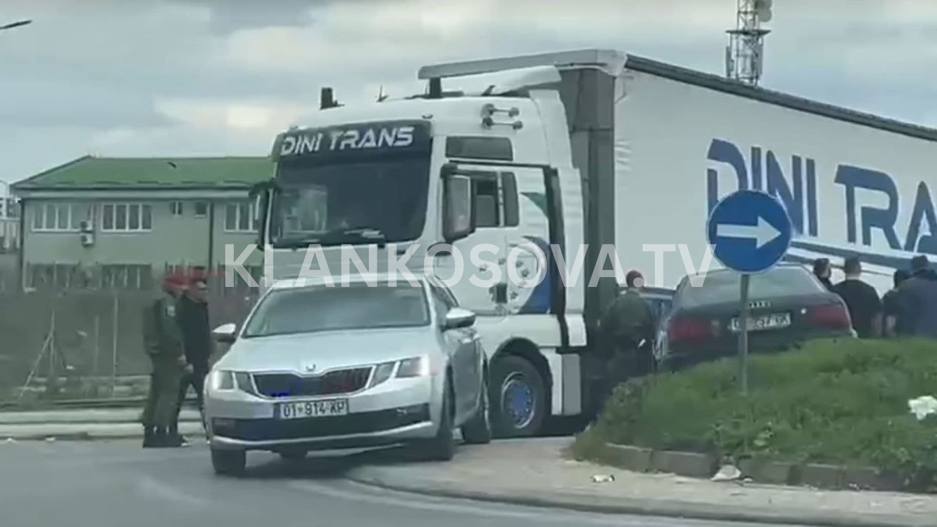 Aksident trafiku afër kazermës "Adem Jashari"