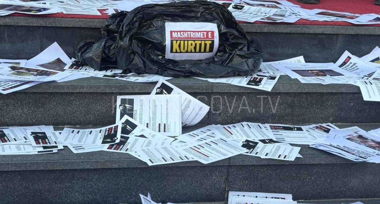 “Mashtrimet e Kurtit”: Rinia e PDK-së me aksion simbolik para Qeverisë
