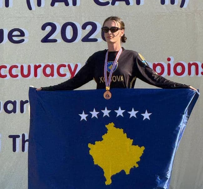 Lisjeta Thaqi renditet e para në botë në konkurrencën e vajzave në paragllajd