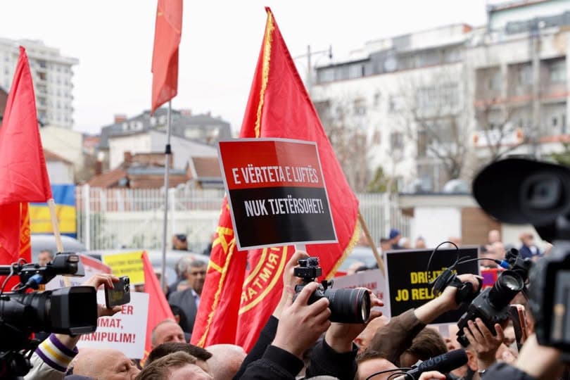 Ekspozita skandaloze për masakrat, OVL e UÇK-së kërkon tërheqjen e mbështetjes për publikimin e saj