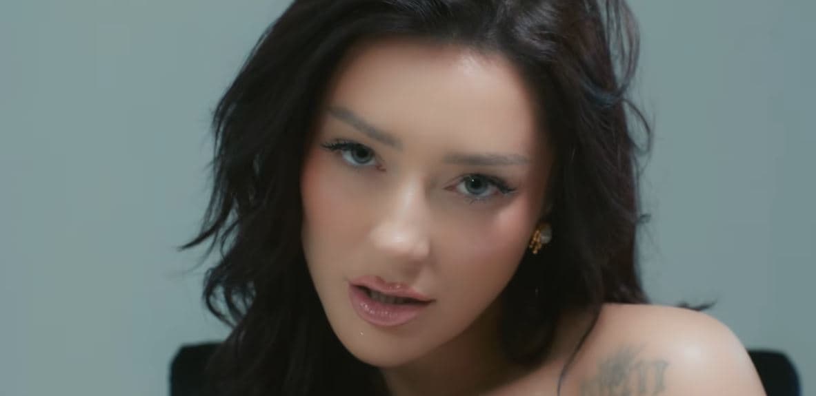 “Ani, ani djalë”, thotë Ronela në projektin e fundit (VIDEO)