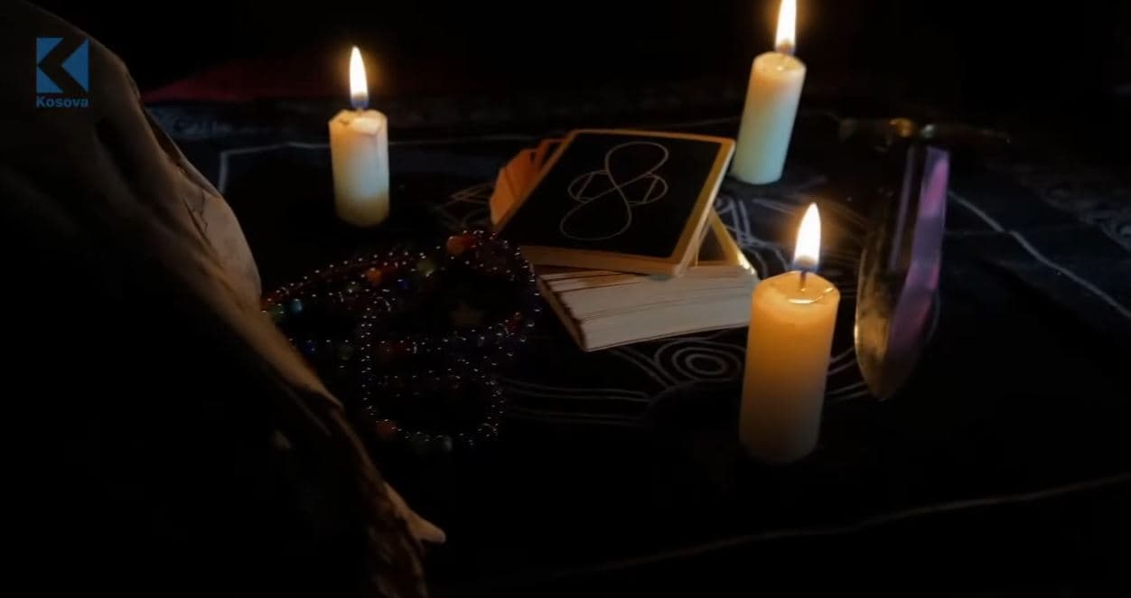 “Sehiret që ta kthejnë burrin”: A i besojnë kosovarët magjisë? (VIDEO)