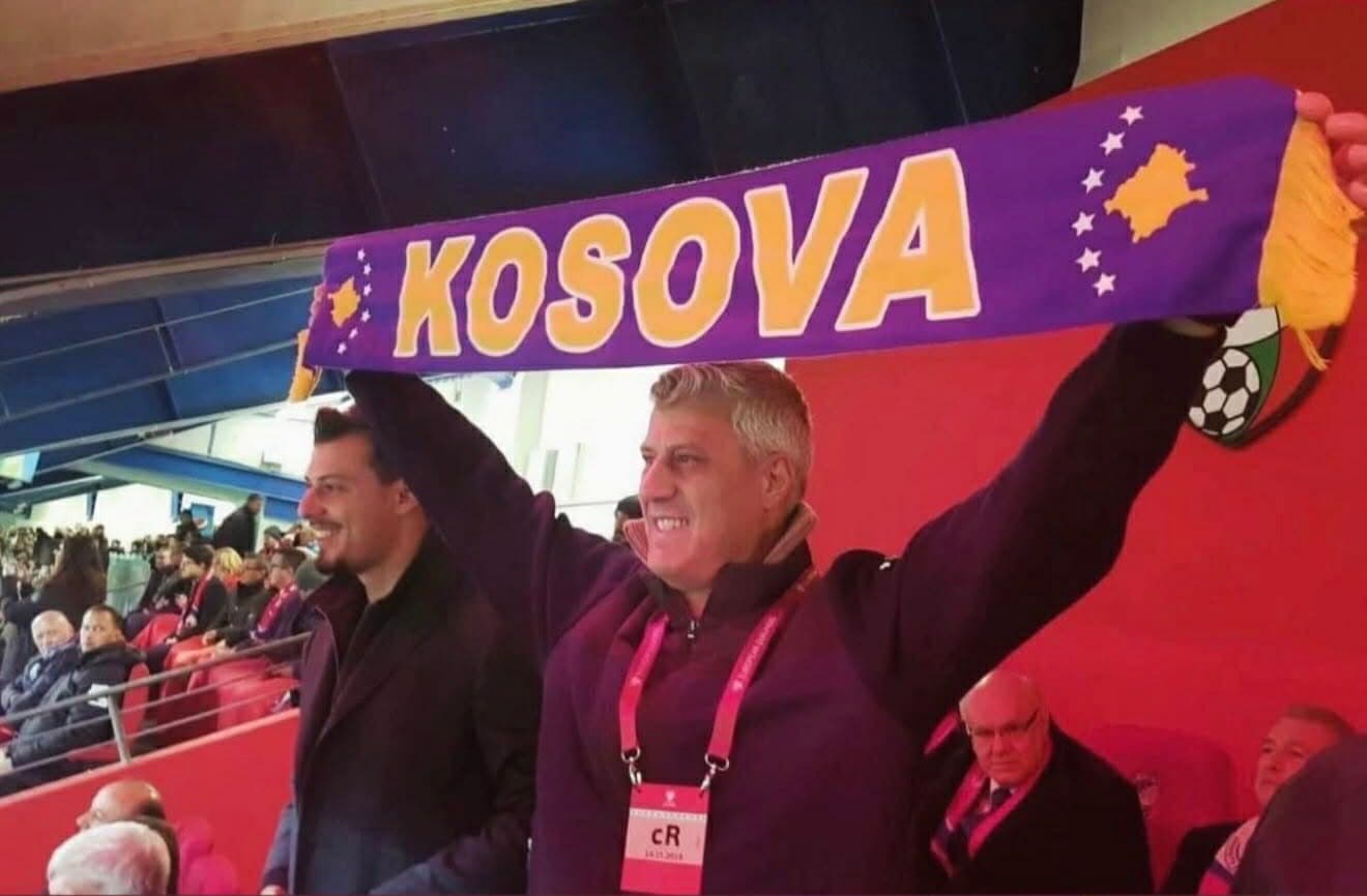Ndeshja historike Kosovë-Turqi, Endrit Thaçi ndan foton emocionuese me babanë