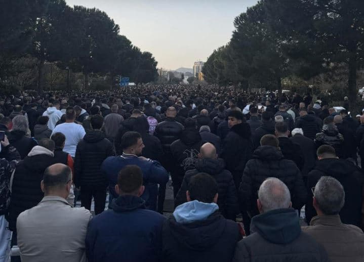 Mijëra besimtarë falën namazin e Bajramit në Tiranë