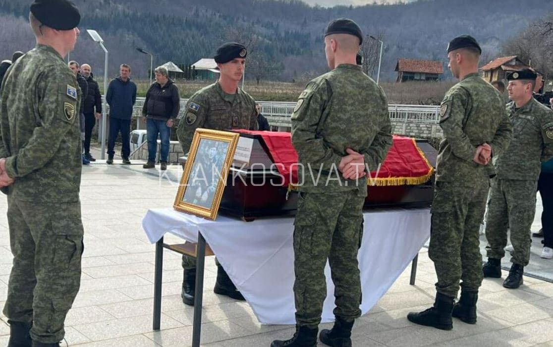 U gjet i vdekur para dy vjetësh, varroset me nderime ushtarake ish-ushtari i UÇK-së, Samir Puza (VIDEO)