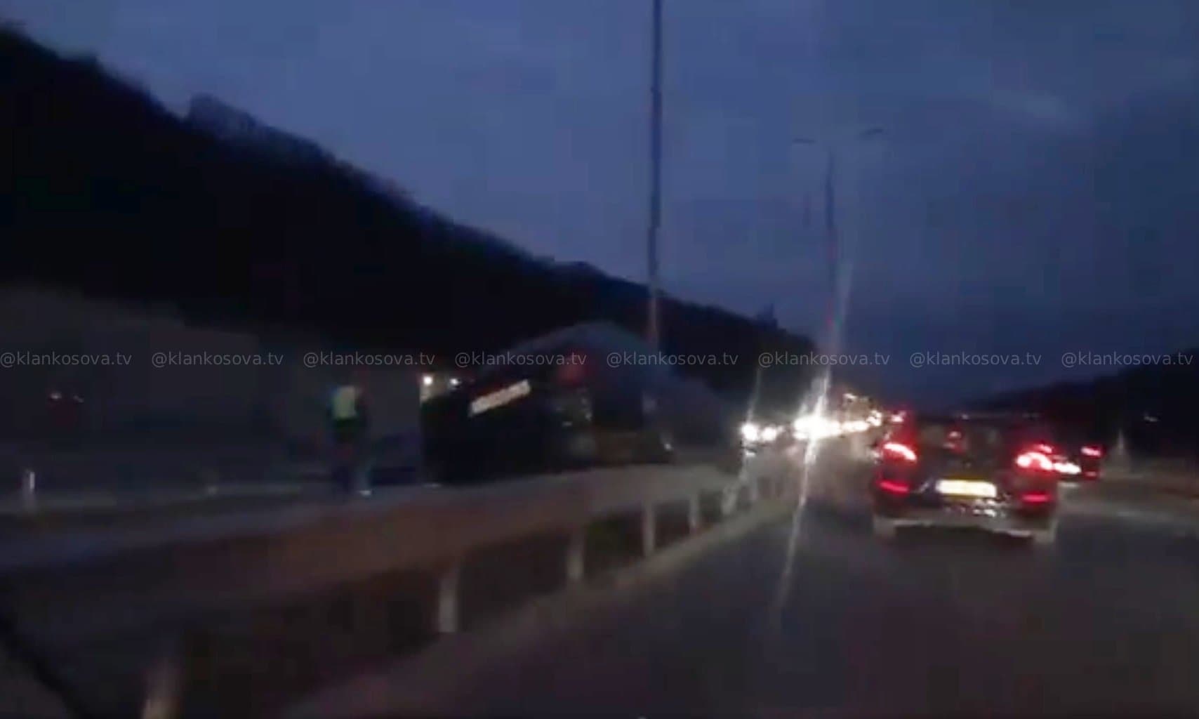 Vetaksident në Lupç të Podujevës, makina përfundon mbi ndarëset metalike (VIDEO)