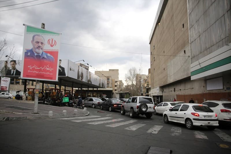 Radhë të gjata në stacionet e benzinës në Teheran (FOTO)