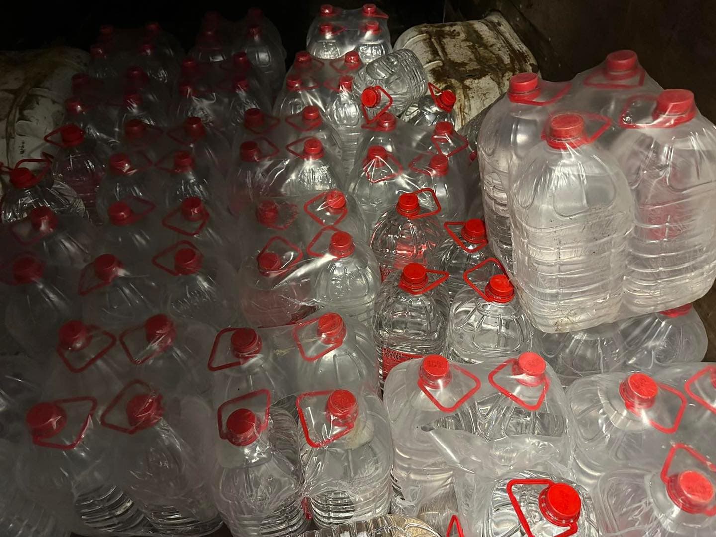 U kontrabandua nga Serbia, Dogana zbulon 1000 litra etanol në Prizren