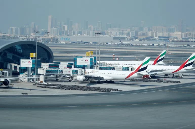 Emiratet e Bashkuara Arabe rifillojnë fluturime të kufizuara mes kaosit ajror në Lindjen e Mesme