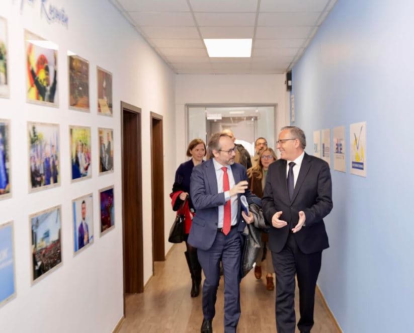 Hamza pas takimit me emisarin e BE-së: Integrimi evropian dhe anëtarësimi në NATO, synime strategjike të Kosovës