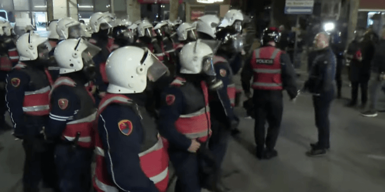 Shqipëri, protestues e deputetë përplasen me policinë