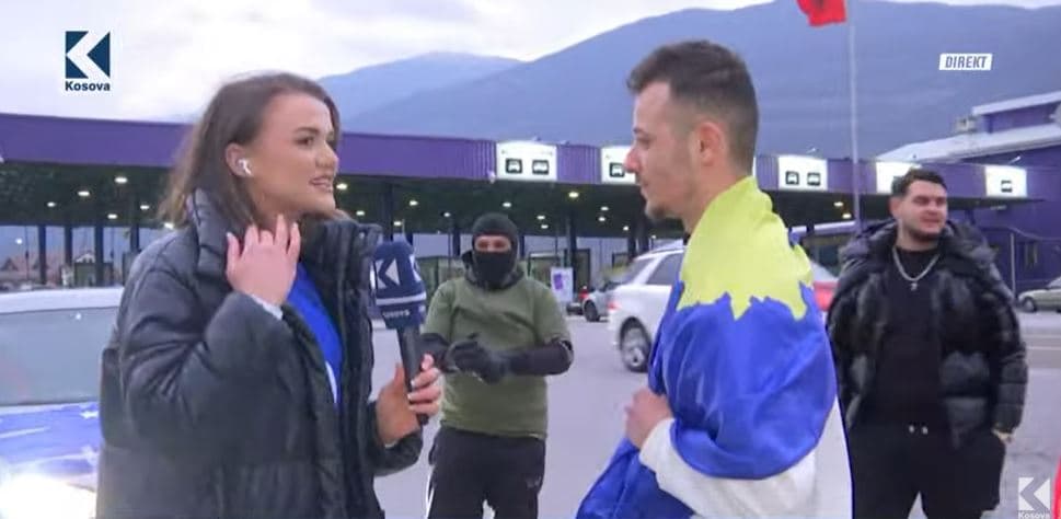“Sonte fiton Kosova”, fluks i madh në kufi, qytetarë nga Shqipëria ia mësyjnë Prishtinës (VIDEO)