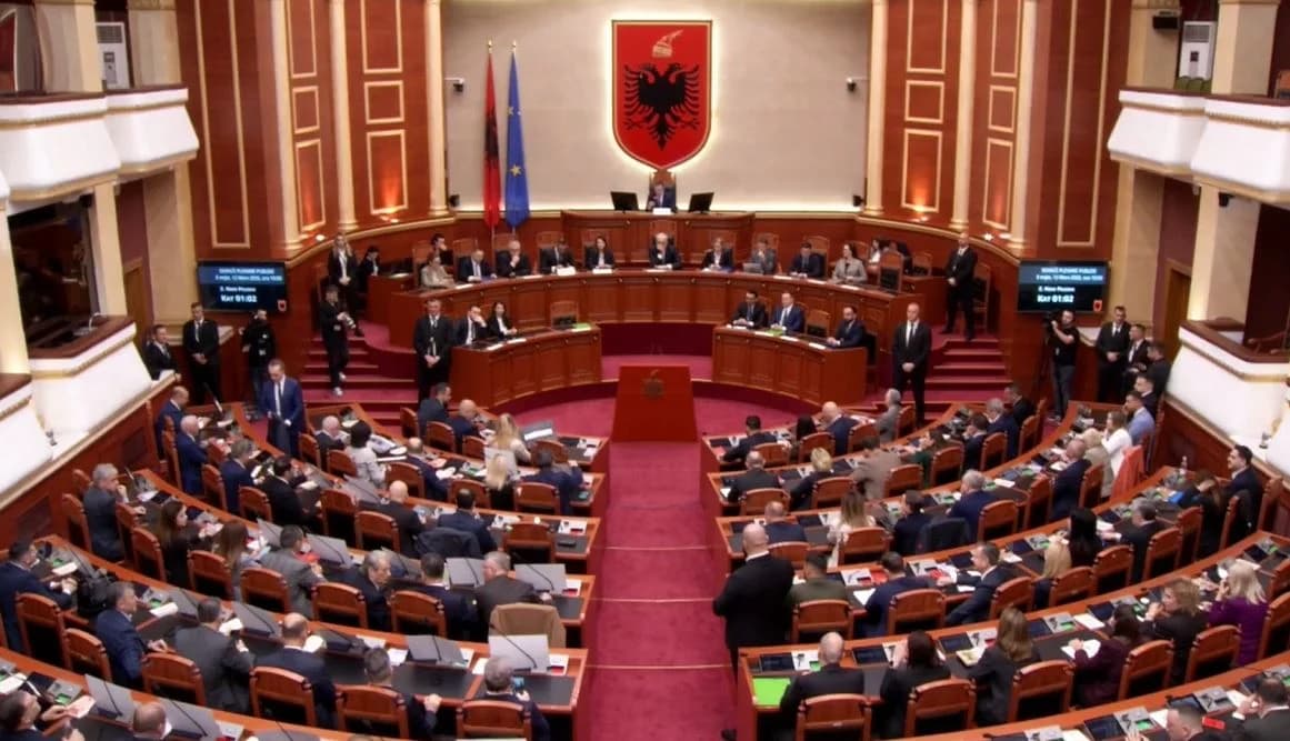 Nis seanca për imunitetin e Ballukut, opozita me pankarta në sallë - jashtë protestë