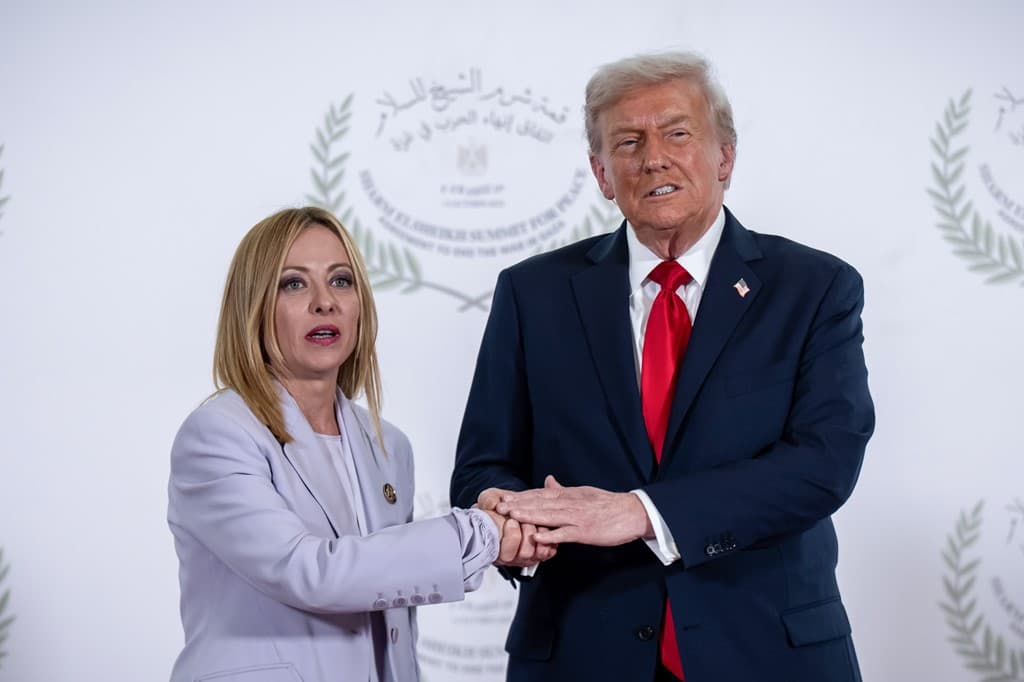 Trump e vlerëson Melonin si 'udhëheqëse të shkëlqyer' pas talljes me Starmer