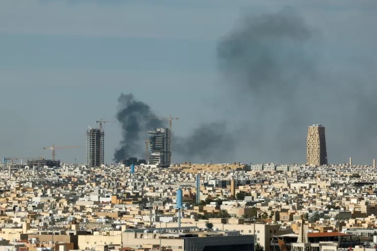 Emiratet e Bashkuara Arabe raportojnë sulme me dronë dhe raketa