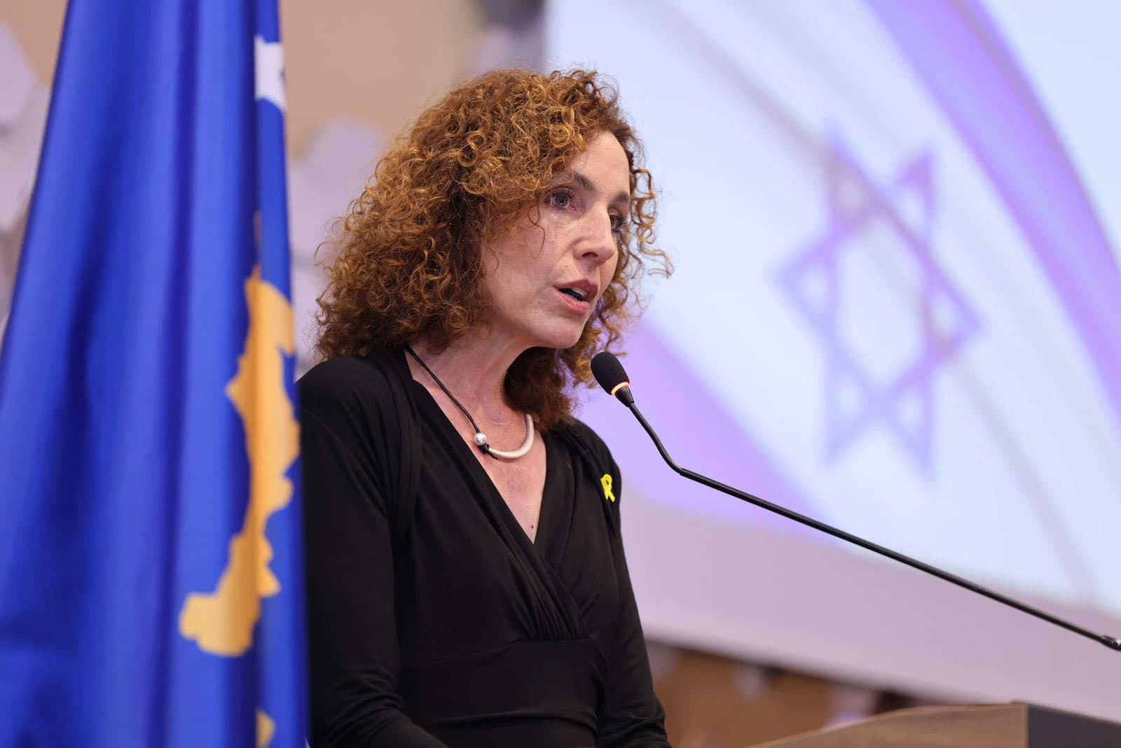 “Gjithë kombi po brohoret për ju”, Ambasadorja Ziv mbështet Kosovën në ndeshjen ndaj Turqisë