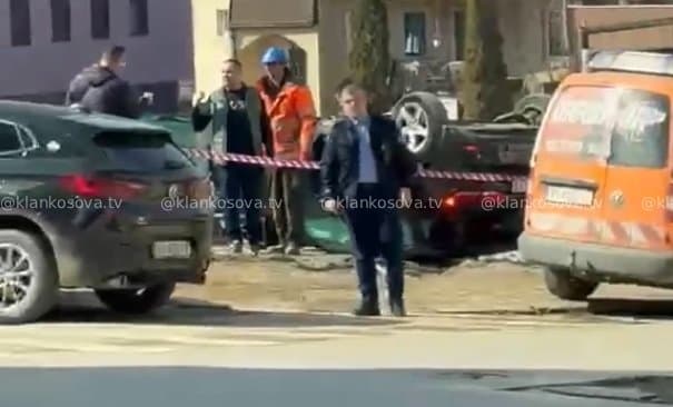 Rrokulliset vetura në Lagjen e Muhaxherëve, përfundon në një objekt në ndërtim e sipër (VIDEO)