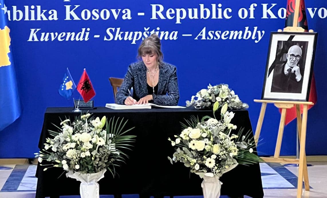 Jahjaga shkruan në Librin e Zisë në nderim të akademik Rexhep Qosja