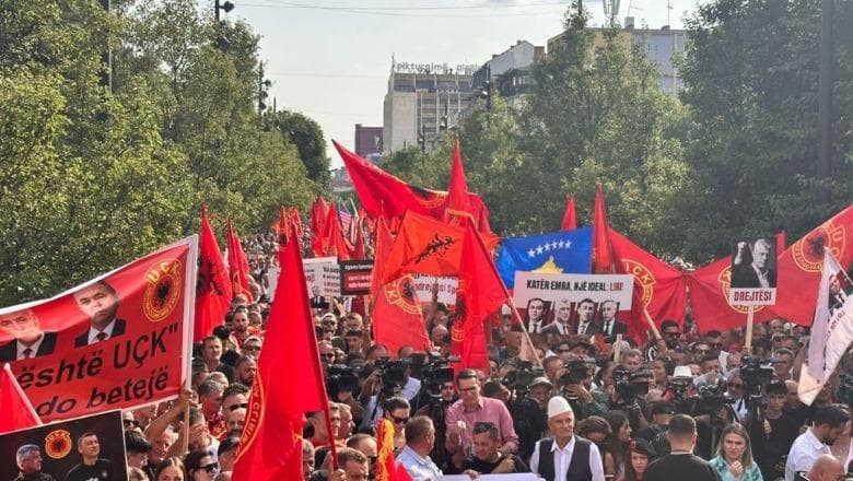 Studentët e Pejës në protestë, kërkojnë mbrojtjen e vlerave të UÇK-së (VIDEO)