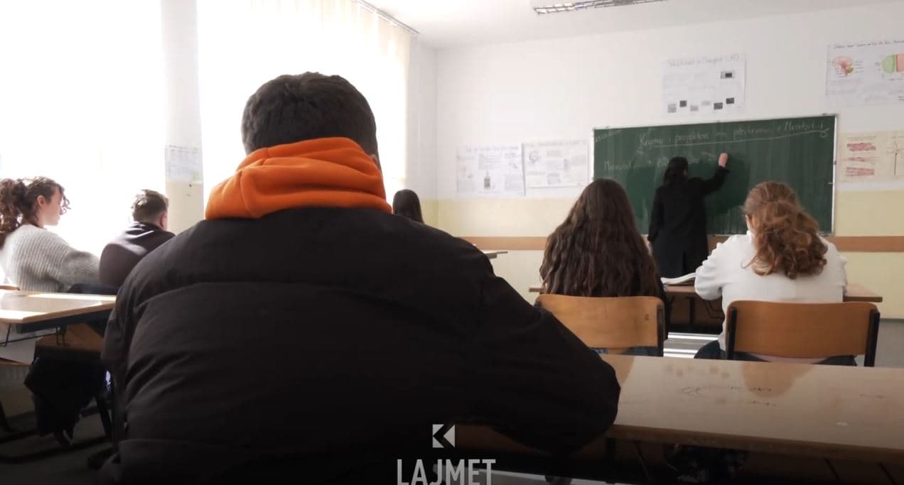 Mësimdhënësit në Vushtrri: Refuzohen kontratat e reja (VIDEO)