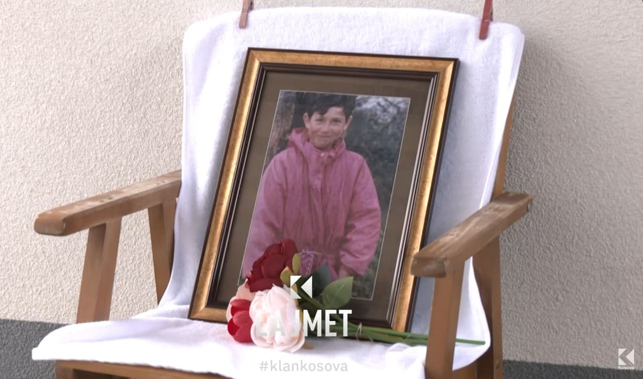 “Oj nanë, më rroku plumi”, rivarroset 9-vjeçari Sinan Dauti pas 27 vjetësh (VIDEO)