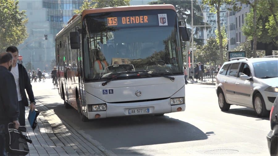 Shqipëri: Rritja e çmimit të naftës, shoqatat e transportit publik paralajmërojnë ndërprerje shërbimi