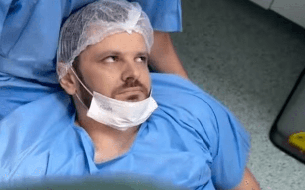 Momenti kur burrit i bie të fikët në spital ndërsa shikonte gruan duke lindur