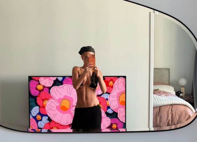 Rita Ora ndan fotografi me bikini, por ka një mëdyshje