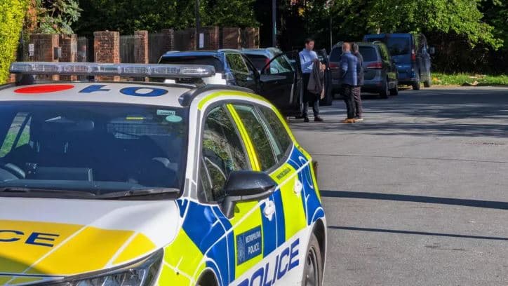 Policia britanike e shpall sulmin me thikë të dy burrave hebrenj si incident terrorist