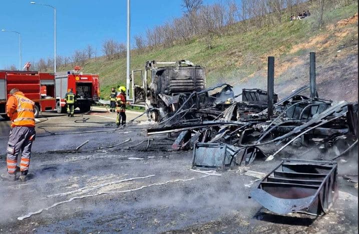 Rruga Suharekë-Duhël ende e bllokuar pas djegies së kamionit, zjarrfikësit po punojnë në pastrimin e saj