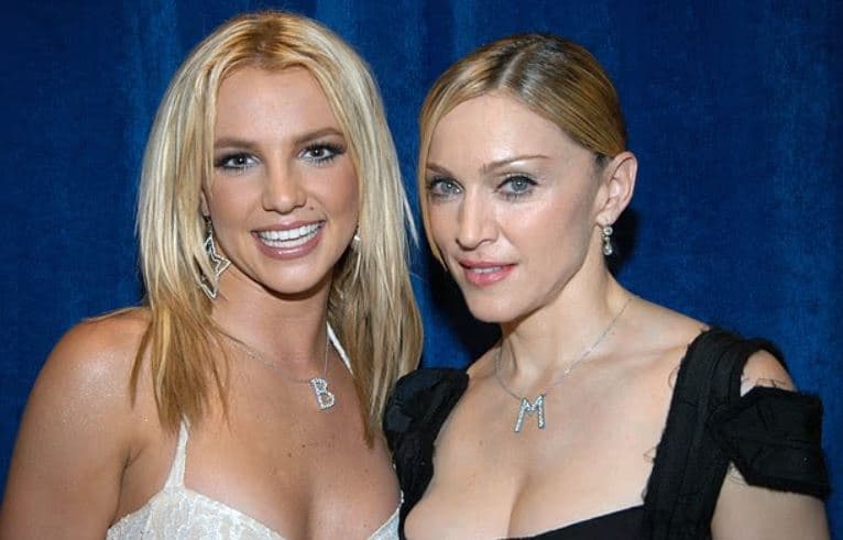 23 vjet pasi u puthën në skenë, Madonna tenton ta bind Britney Spears për një bashkëpunim