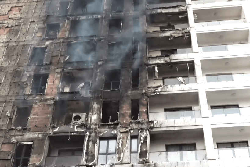 Tymi nuk ndalet, rreth 30 apartamente të dëmtuara nga zjarri në Tiranë