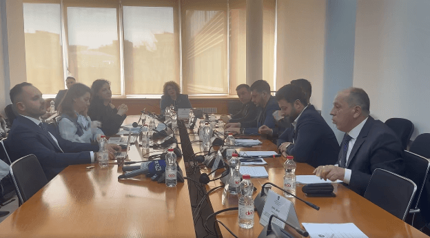 “Njerëz me aktakuza”, Shala përplaset me Hajdarin në Komision: Mos më folni për dinjitet