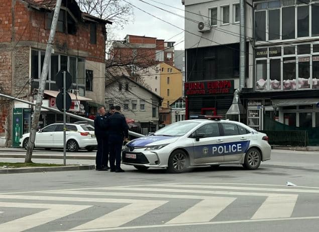 Nis rregullimi i shtyllave elektrike në Mitrovicë (VIDEO)