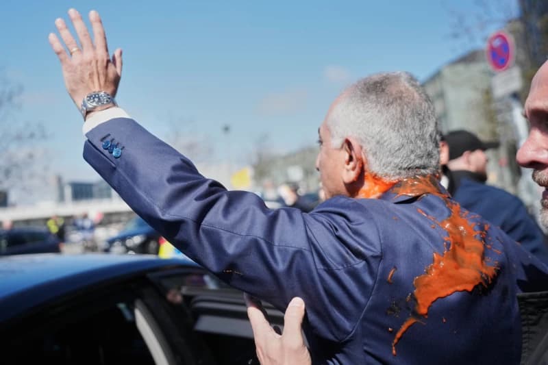 Princi i Kurorës i Iranit spërkatet me lëng të kuq