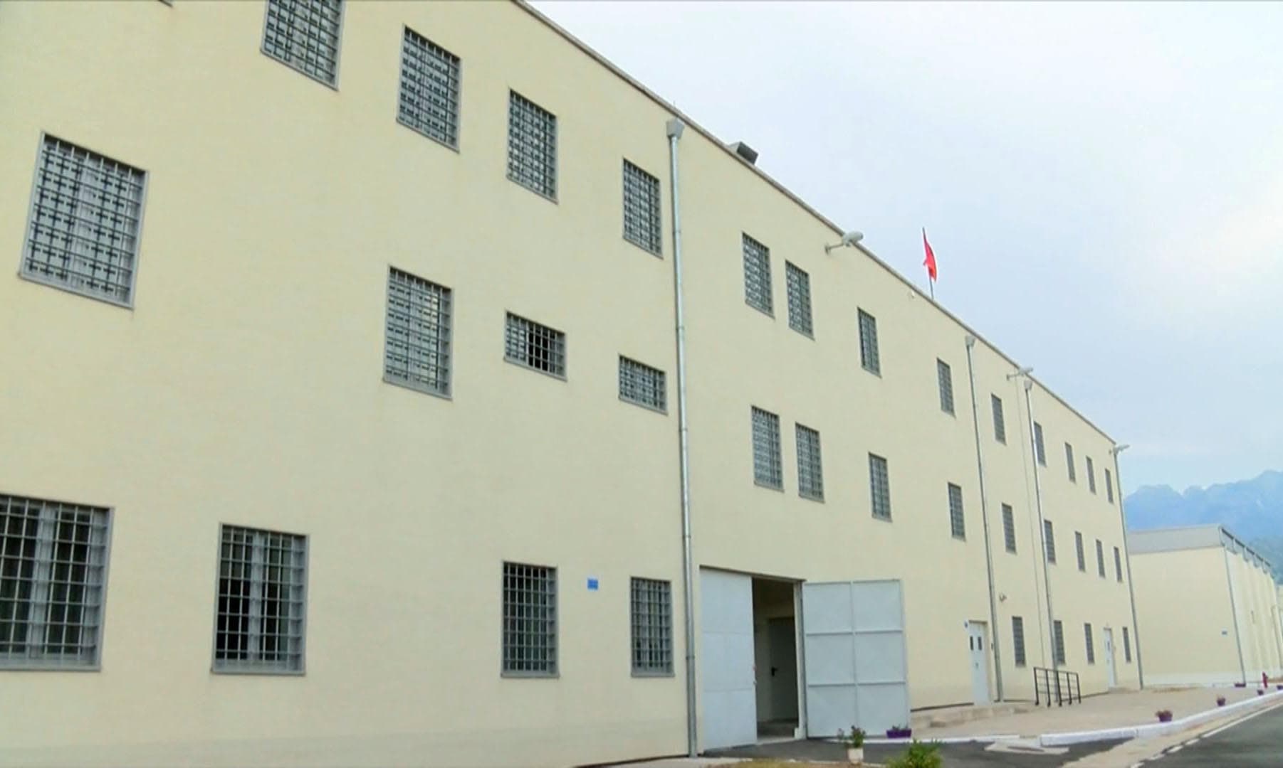 Dy të paraburgosur rrahin gardianin e burgut në Shkodër