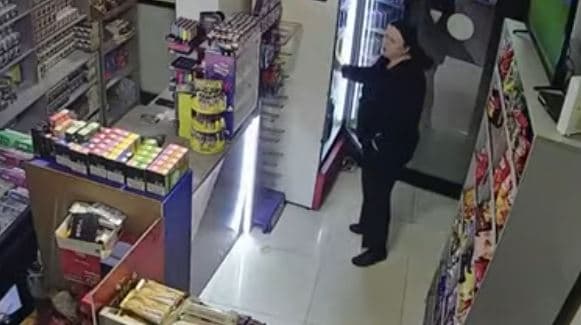 Kjo grua e dyshuar po kërkohet në Mitrovicë, Policia i publikon pamjet (VIDEO)