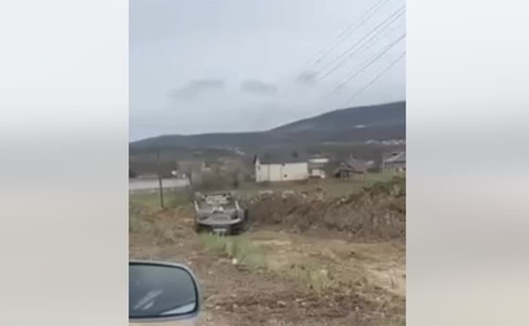 Rrokulliset vetura në Klinë, lëndohet një person