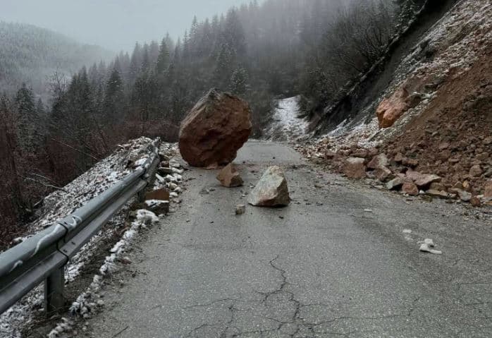 Lirohet një korsi për vetura në rrugën për Rugovë, guri i madh ende s’është hequr