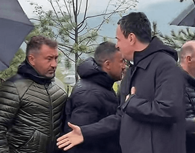 Qytetari s’ia zgjati dorën Kurtit, reagon zjarrfikësi: Mashtrues të doli fytyra – asgjë s’ke bërë për ne!